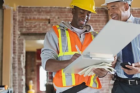 Kaufmann und Architekt auf der Baustelle